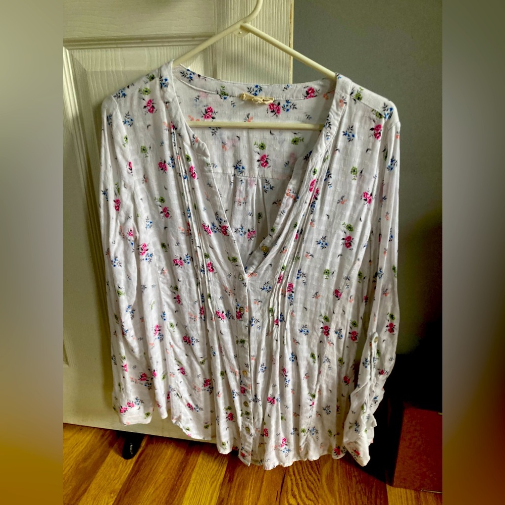 Adorable floral blouse.